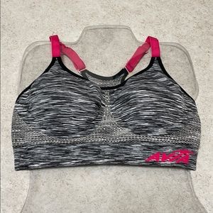 BNWOT AVIA SPORTS BRA WITH REMOVABLE PADS